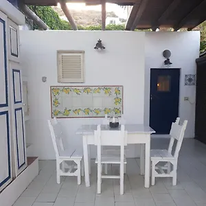 Appartamento Con I Piedi Nell'acqua, Stromboli